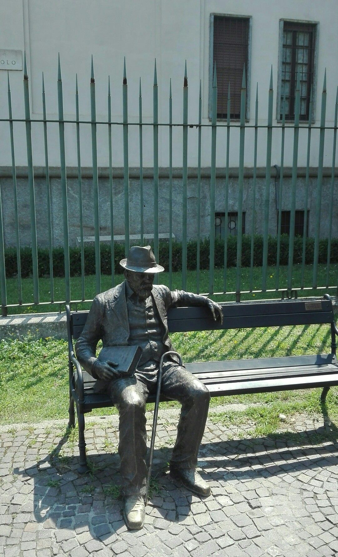 MILANO Via Brolo Panchina/statua in onore del poeta bulgaro Pencho  Slaveykov | Outdoor decor, Outdoor, Garden sculpture