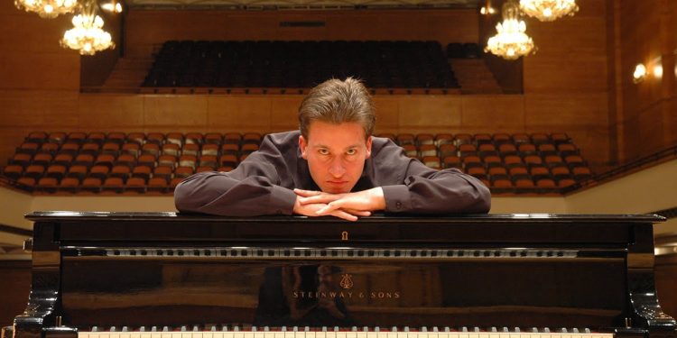 Фондация „Млад Талант“ представя виртуозния пианист Георги Черкин