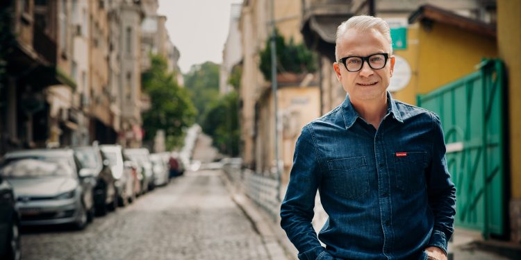 Добромир Банев разчита кода на любовта в новата си книга