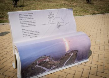 Пейки със стихове на Добромир Банев красят крайбрежната алея в Ахтопол