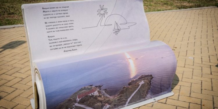 Пейки със стихове на Добромир Банев красят крайбрежната алея в Ахтопол